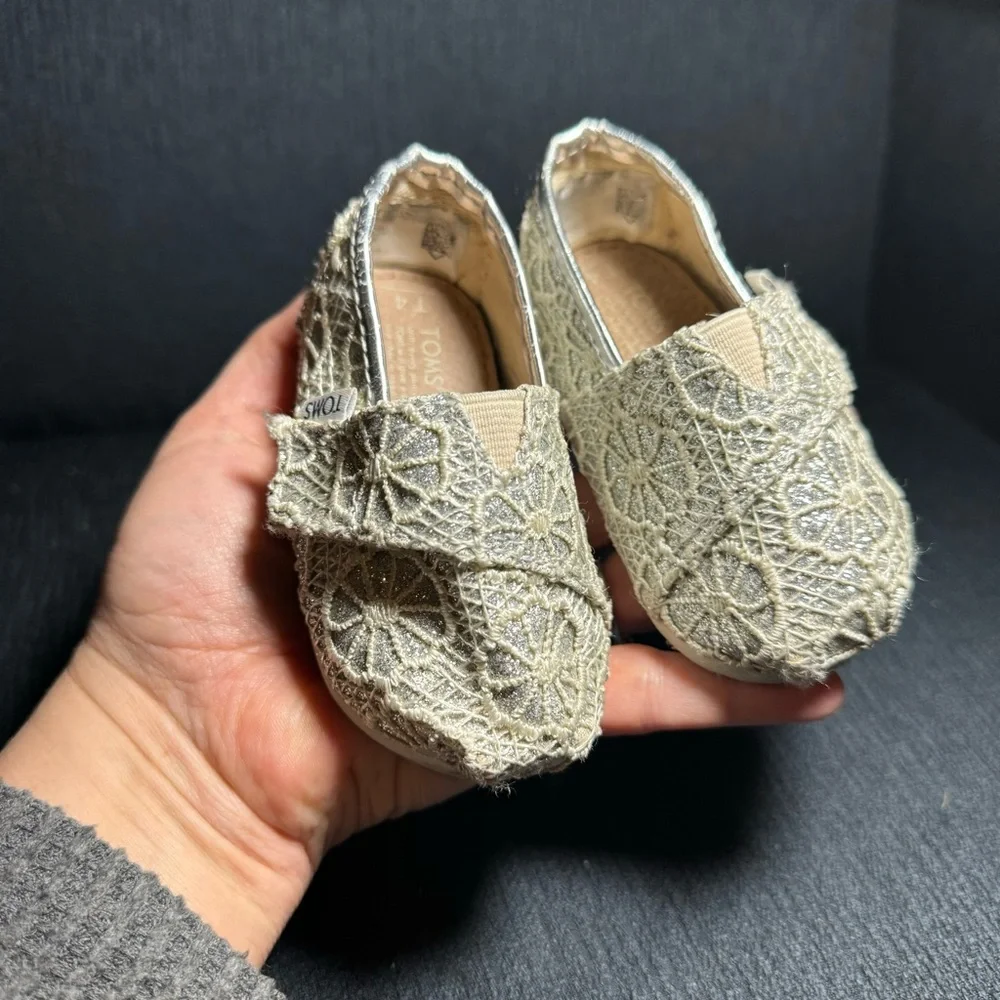 Cute, Sparkly Toms, Silver Glitter with‎ Lace overlay, T4 Toddler Size, EUC